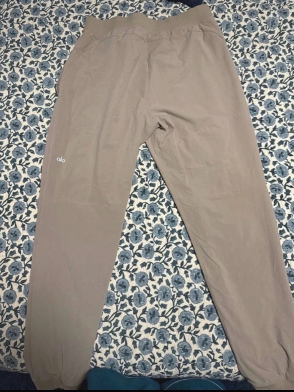 ALO Yoga Men’s Joggers — Taupe